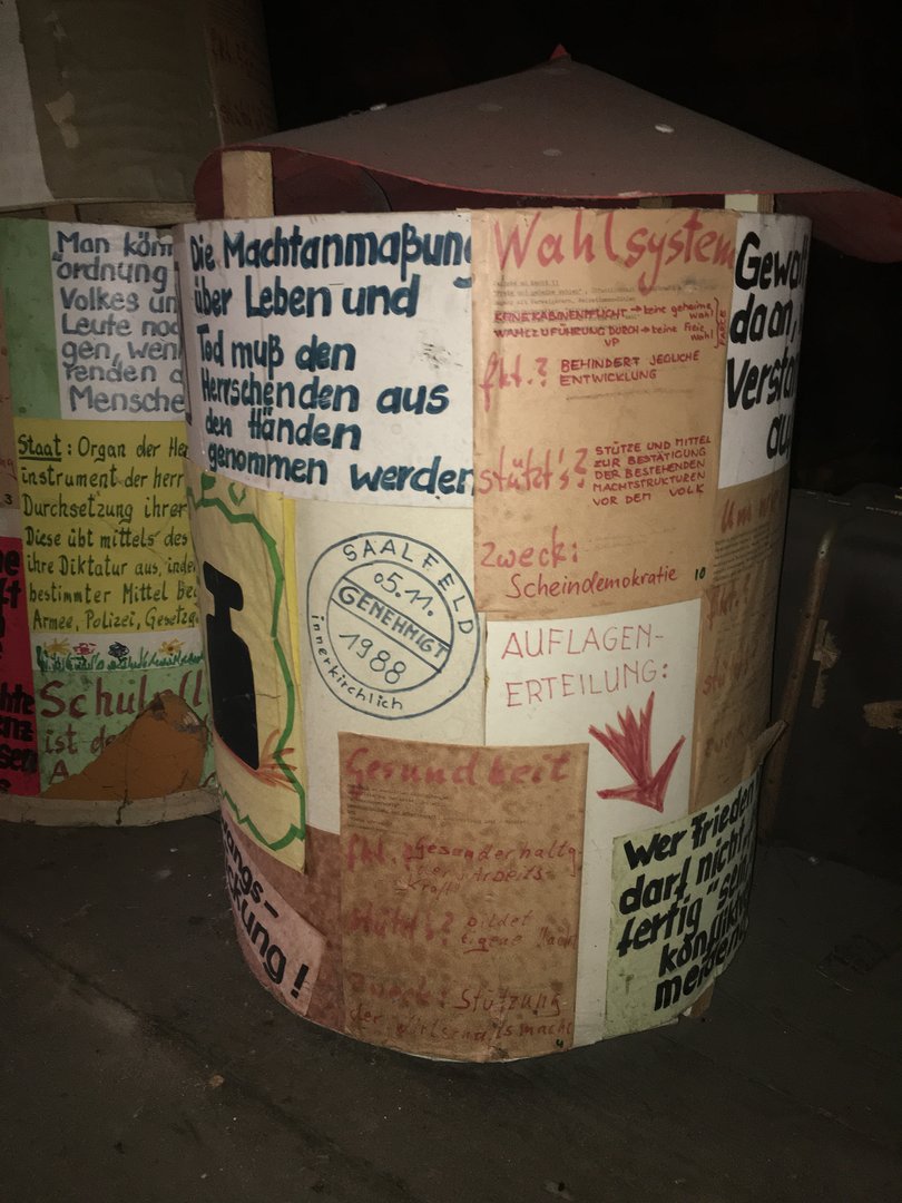 Pappsäule  auf dem Dachboden des Langenschadener Pfarrhauses.