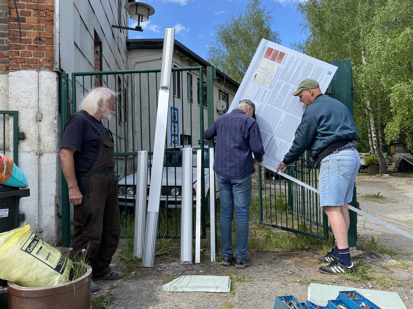 Aufbau der Tafel von ehrenamtlichen Helfern.