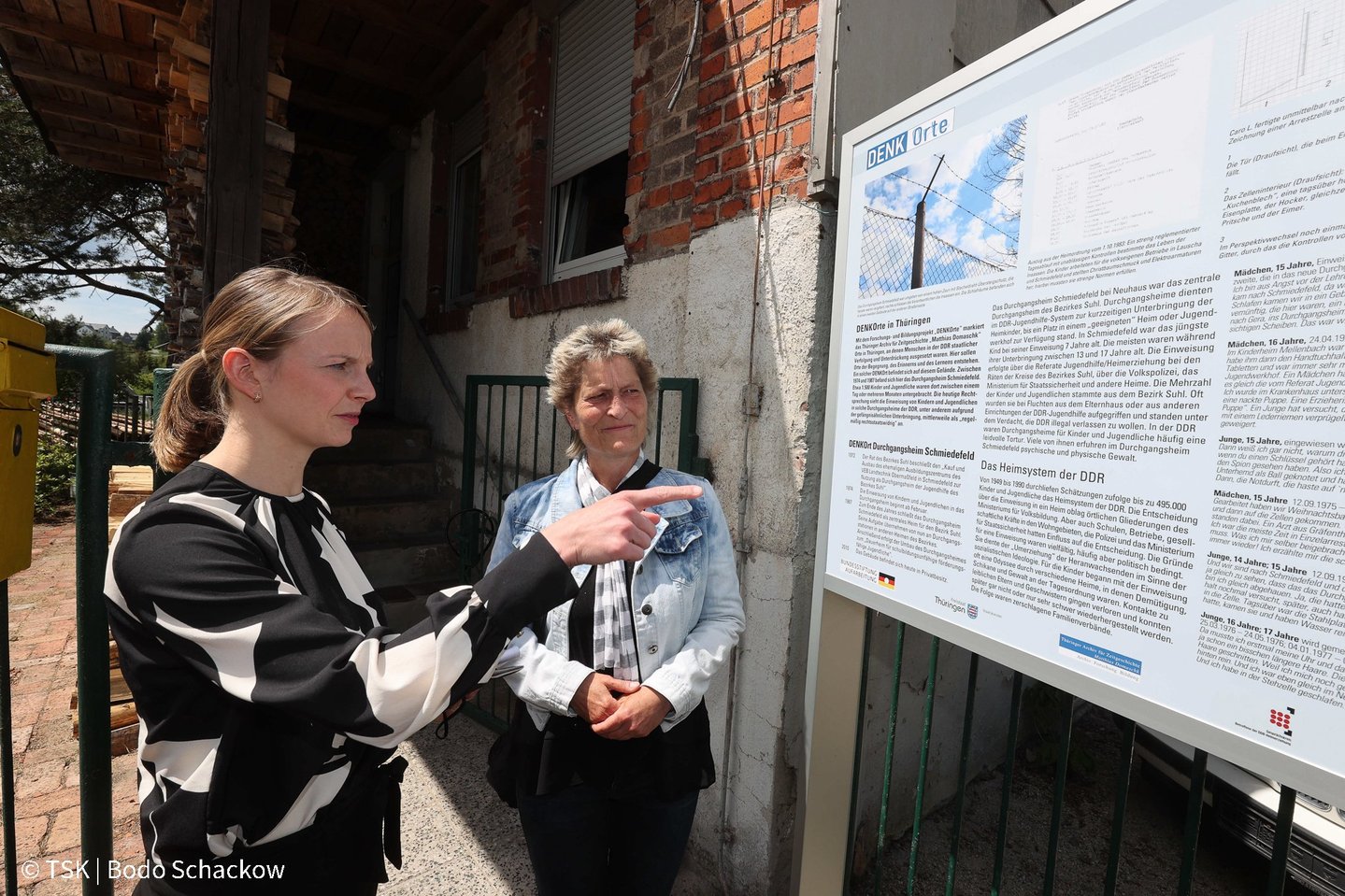 Enthüllung der Tafel durch Staatssekretärin Tina Beer und eine Zeitzeugin.