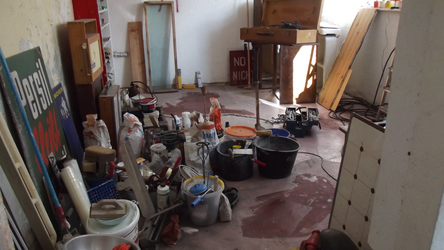 Bei Aufräumarbeiten entdeckte der heutige Besitzer der Immobilien zufällig auf die Inschriften im Boden.