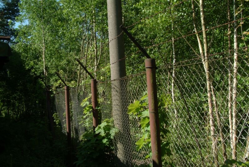 Das gesamte Gelände des Heimes war umzäunt mit einem Zaun mit nach innen gerichtetem Übersteigschutz.